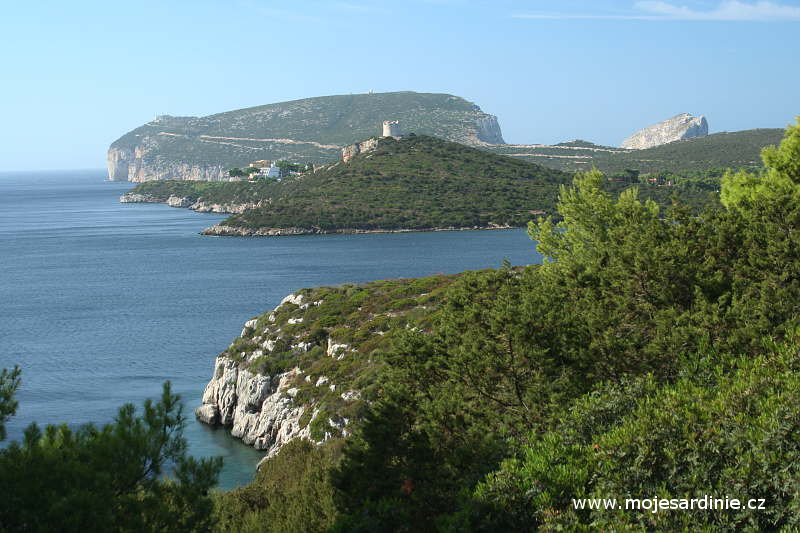 Pohled na mys Caccia z pevniny, Alghero - Sardinie