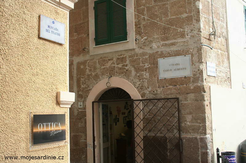 Dvojjazyčně psané cedule jako označení ulic - katalánsky a italsky. Alghero, Sardinie